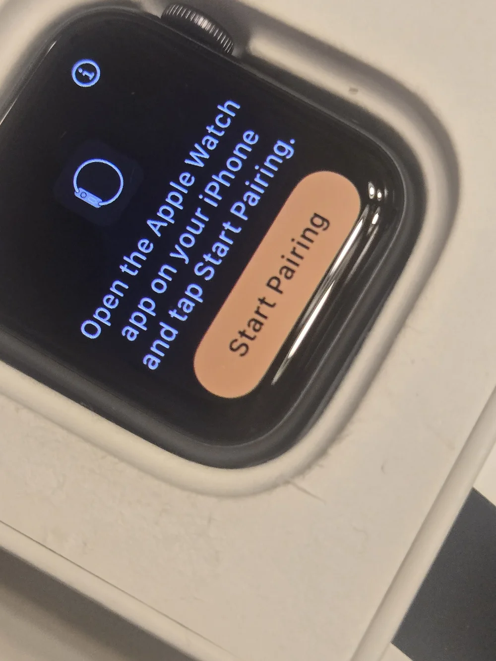 never used Apple Watch SE (1st Generation) with built-in GPS + Cellular